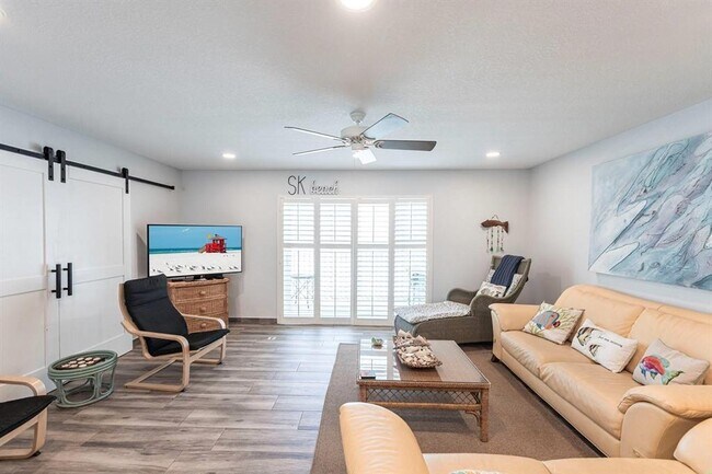 Foto del edificio - 6154 Midnight Pass Rd