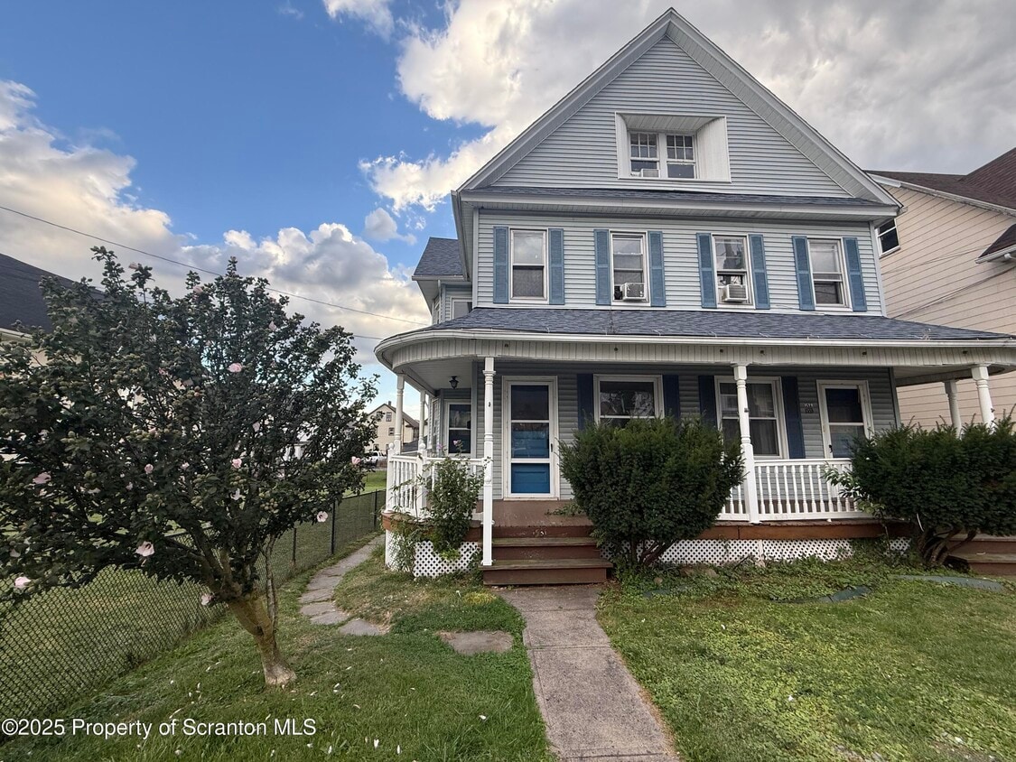Primary Photo - 1531 33 Washburn St