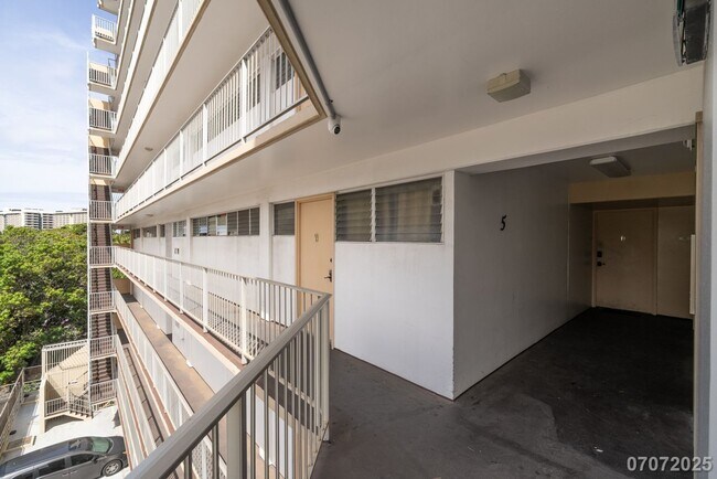 Foto del edificio - Oahu Surf I End Unit, Beautifully Renovated Waikiki Condo w/Views