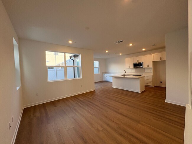 Foto del edificio - 3 Bed, 2.5 Bath in Ontario!