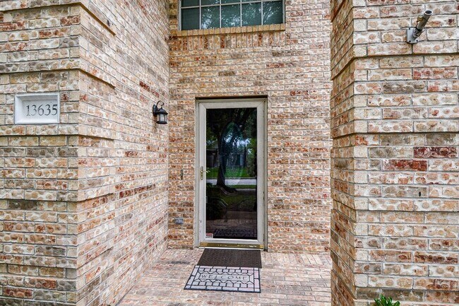 Building Photo - 13635 Mansor Dr