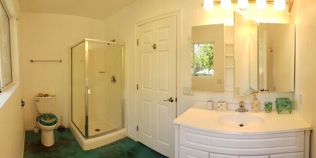 Foto del edificio - Rarely available Poolside studio cottage!