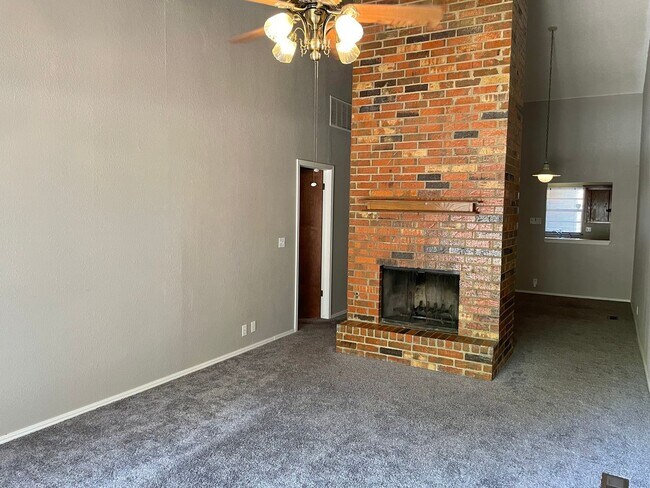 Foto del edificio - Large 2 Bed 2 Bath Duplex In NW OKC