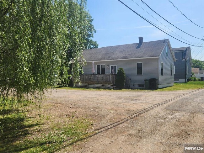 Building Photo - 1 Cedar Ln