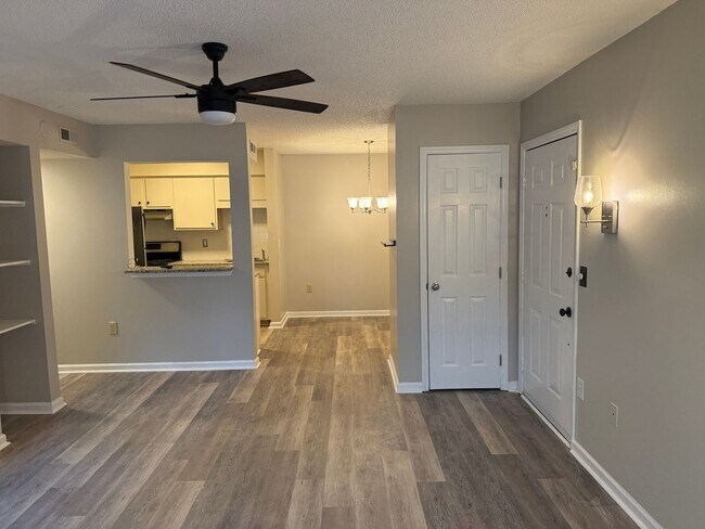 Foto del edificio - Inviting 1-Bedroom Condo with Natural Light!