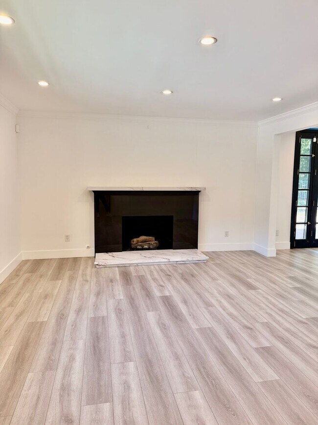 Foto del edificio - Gorgeous Encino Hills Home