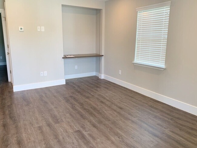 Building Photo - 310 Houston Ave - Unit 6
