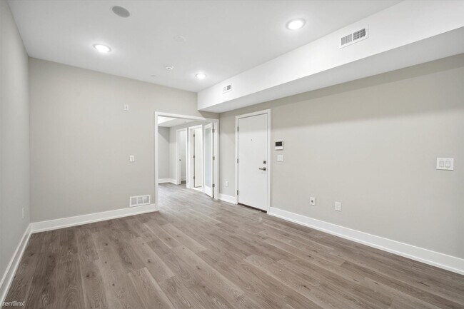 Building Photo - 2 br, 2 bath Triplex - 2225 N 8th ST Unit 2