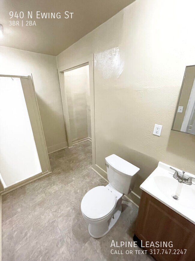 Building Photo - Large Near East 3BR/2BA House!