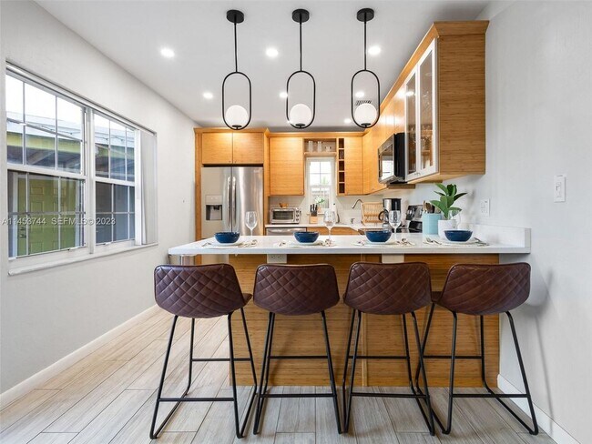 Foto del edificio - 201 NE 16th Ct