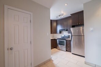 Building Photo - 5550 Rue Snowdon