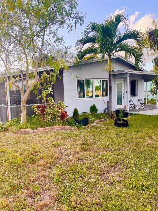 Foto principal - 1015 NW 24th Ave