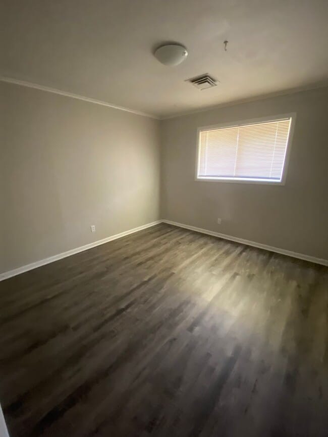 Building Photo - 702 Vassar Dr