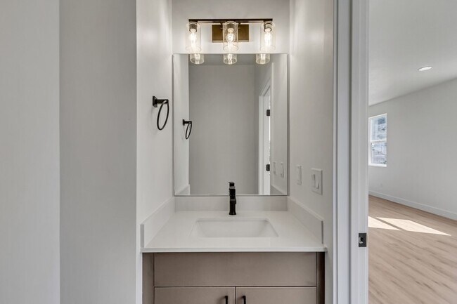 Building Photo - 5913 Wasatch Dr