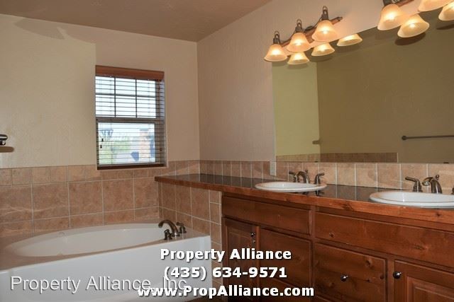 Building Photo - 1565 Redstone Ave
