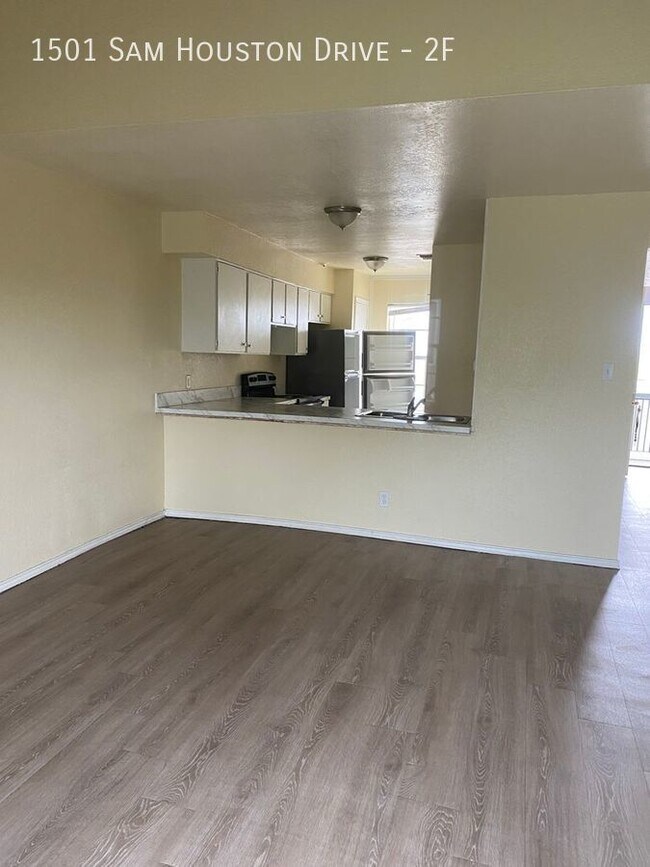 Building Photo - Now leasing - ask about our move-in specials