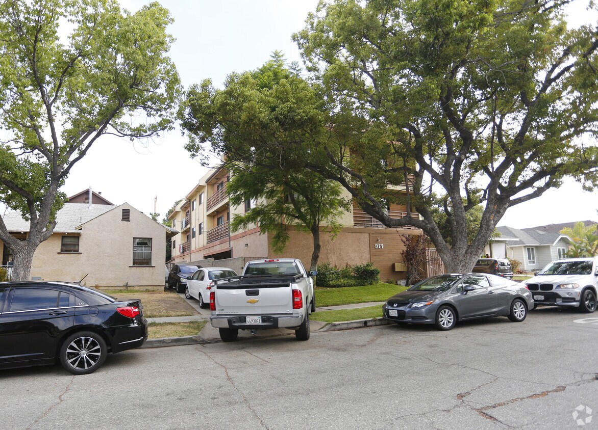 Building - 917 E Elk Ave