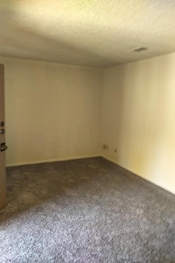 Living Room - 1508 E Beverly Dr