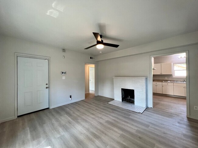 Foto del edificio - Charming 2 Bedroom, 1 Bathroom Home - Refreshed Interior