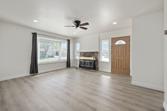 Building Photo - Completely Remodeled 3 bedroom 2 bathroom ...
