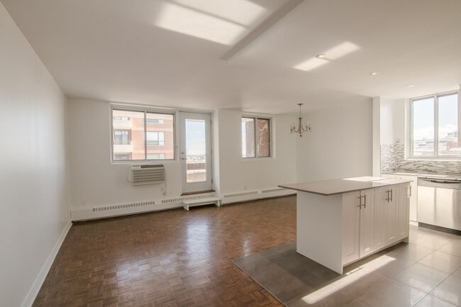 Building Photo - 4800 Maisonneuve Blvd W