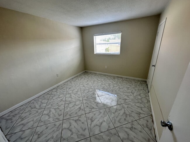 Foto del edificio - 50 Needle Blvd