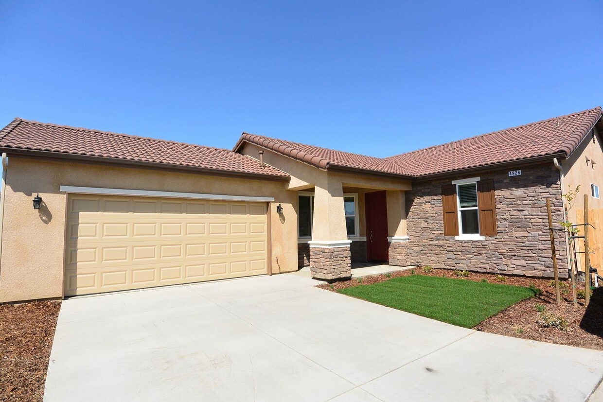 Primary Photo - Newer northwest Visalia home in Ashton Par...