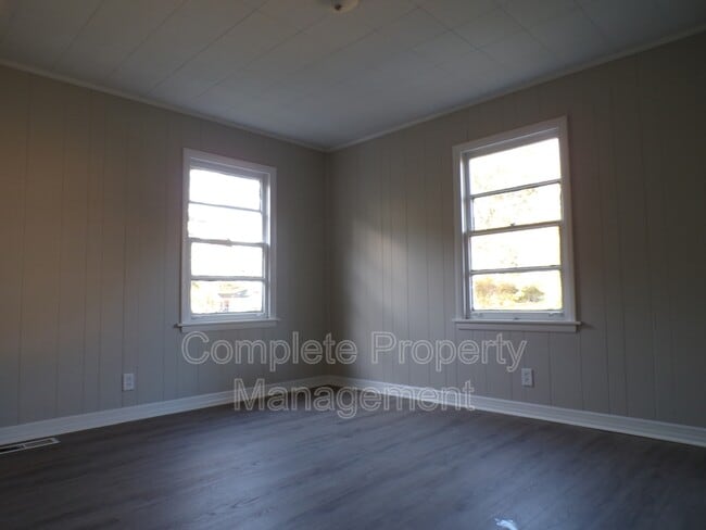 Foto del edificio - 7317 Queenstown Ave