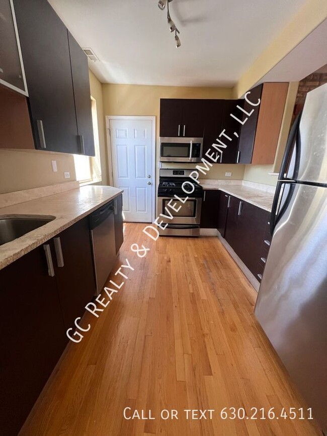 Building Photo - 1671 W Farwell Ave
