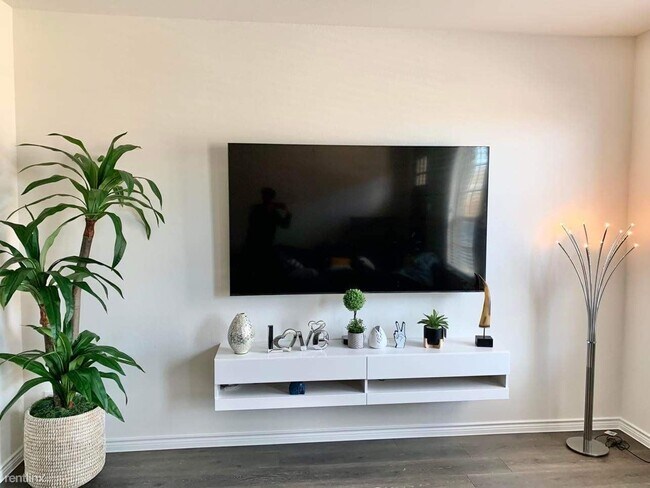 Foto del edificio - 3 br, 3.5 bath Townhome - 2460 Klamath Dr ...