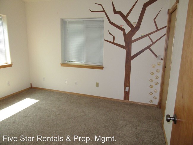 Building Photo - 4 br, 2 bath House - 1028 E. 3rd Street