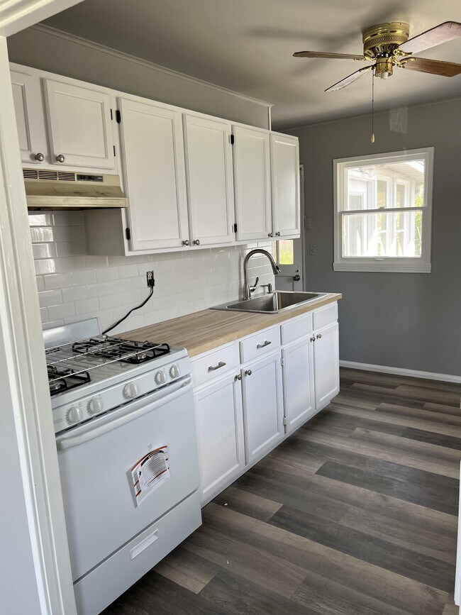 Building Photo - 619 W Lakewood Ave