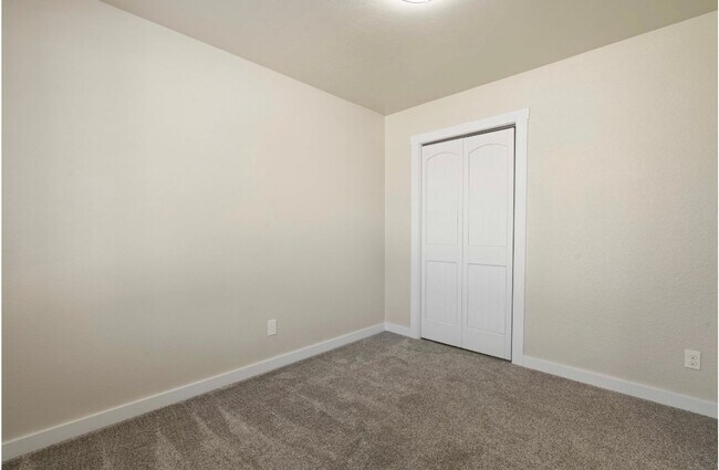 Building Photo - 5 Bed 2.5 bath TWO WEEKS FREE RENT