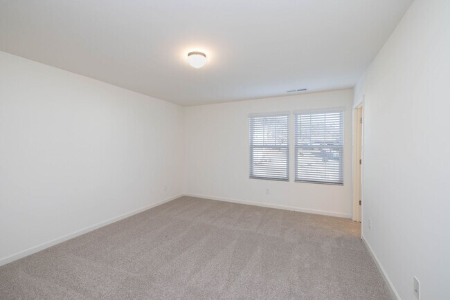 Building Photo - Spacious 3BD/2.5BTH Paired Home minutes fr...
