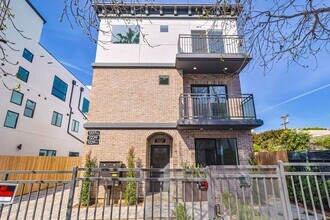 Building Photo - 1227 N June St