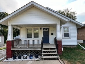 Building Photo - 2320 S Claremont Ave