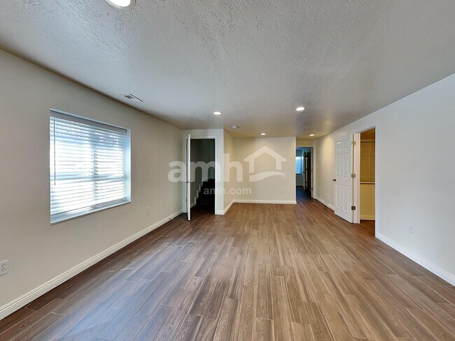 Building Photo - 256 E 1450 N