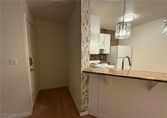 Building Photo - 460 Elm Dr