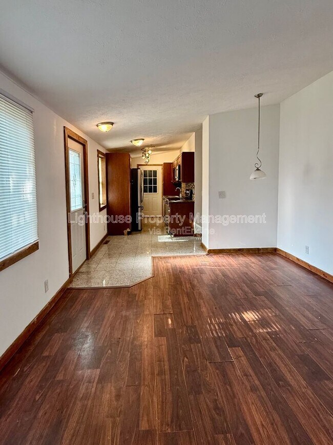 Foto del edificio - 8118 Howard St