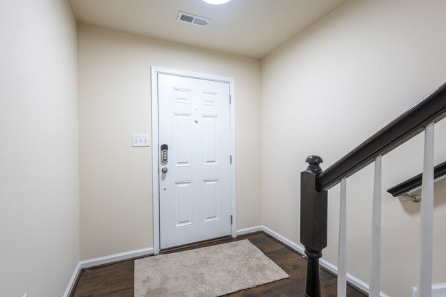 Foto del edificio - Stunning 4 BR/3 Full BA & 2 Half BA Townho...