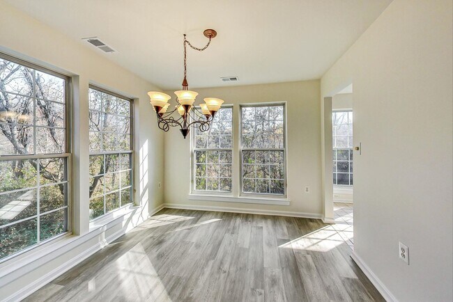 Foto del edificio - READY TO GO!!! Renovated 2BD/2BA with 1 Reserved Parking Space & screened in rear porch