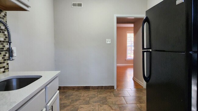 Foto del edificio - One-Bedroom Apartment in Dogtown*In-Unit W...