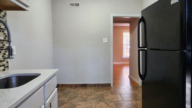 Building Photo - One-Bedroom Apartment in Dogtown*In-Unit W...