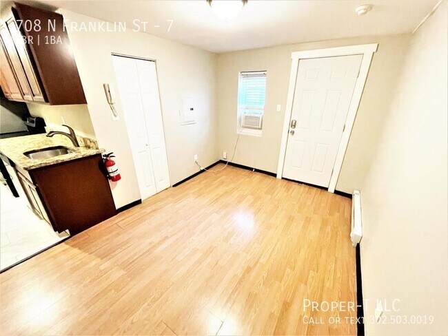 Building Photo - Cozy unit with modern updates!