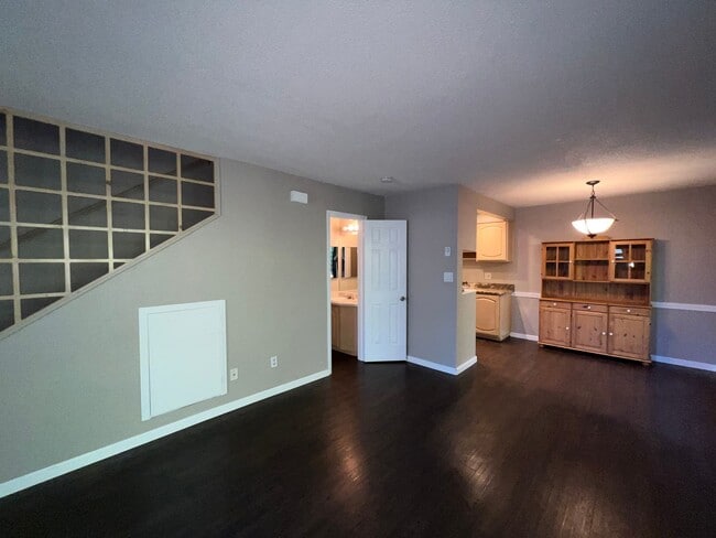 Building Photo - Two bedroom townhouse near Ashland Communi...