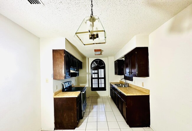 Building Photo - 1439 Los Ebanos Dr