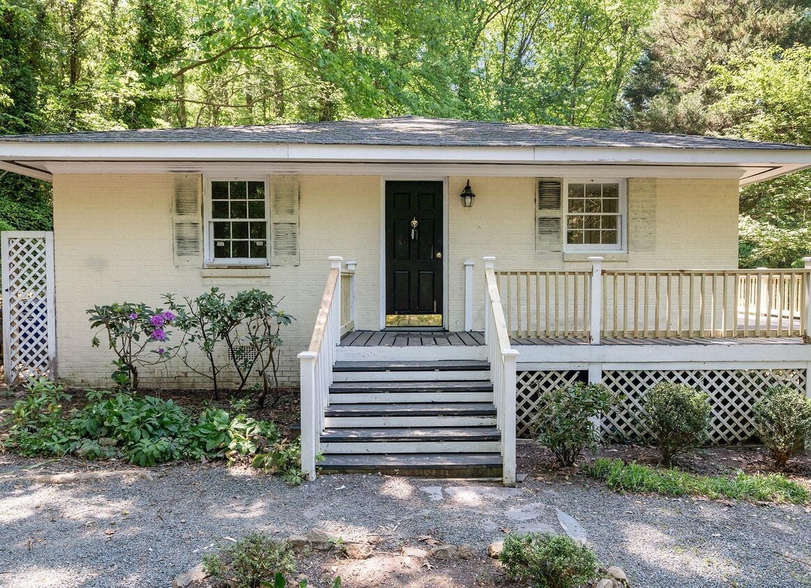 Heart of Chapel Hill! Roosevelt is ready for you! 4 bedrooms/3 bathrooms - Heart of Chapel Hill! Roosevelt is ready for you!  4 bedrooms/3 bathrooms