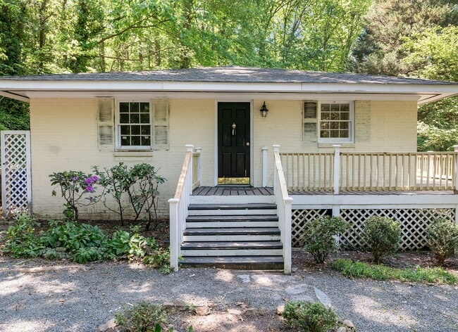Heart of Chapel Hill! Roosevelt is ready for you! 4 bedrooms/3 bathrooms - Heart of Chapel Hill! Roosevelt is ready for you!  4 bedrooms/3 bathrooms House