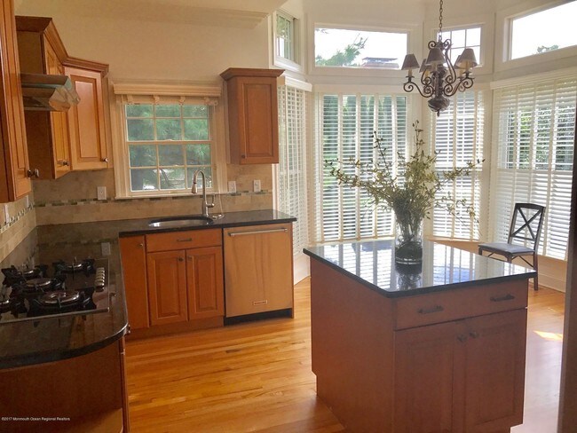 Foto del edificio - 240 Whispering Woods Ct