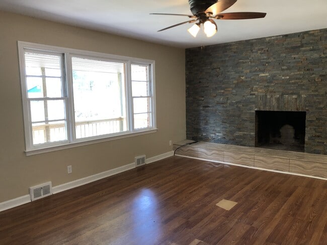 Foto del edificio - Convenient South Location!  3 Bedrooms / 2 Bathrooms